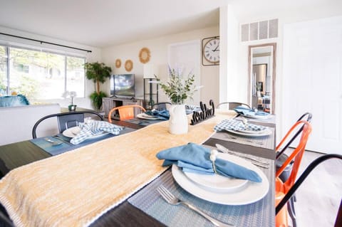 Beautiful Light-filled Farmhouse w swing & slide House in Bothell