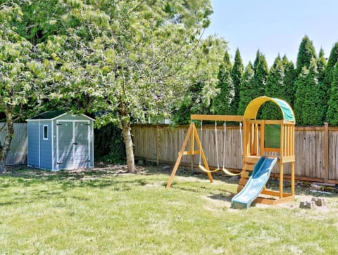 Beautiful Light-filled Farmhouse w swing & slide House in Bothell