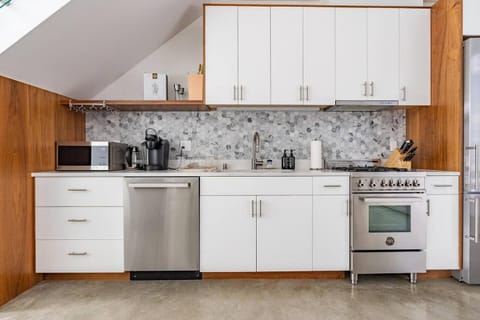 Modern Cap Hill Townhouse w Rooftop Deck House in South Lake Union