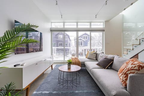 Modern Cap Hill Townhouse w Rooftop Deck House in South Lake Union