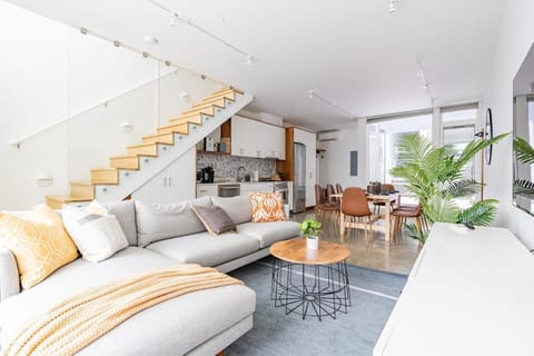 Modern Cap Hill Townhouse w Rooftop Deck House in South Lake Union