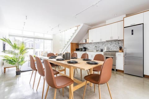 Modern Cap Hill Townhouse w Rooftop Deck House in South Lake Union