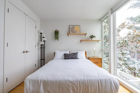 Modern Cap Hill Townhouse w Rooftop Deck House in South Lake Union