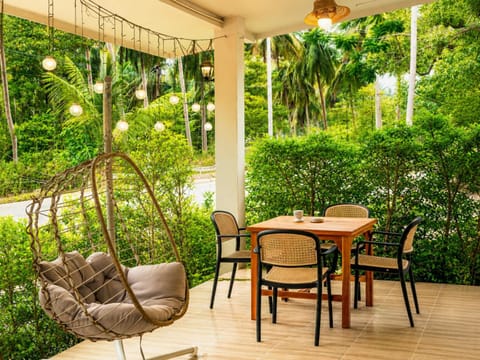 Patio, Day, Garden, Living room, Seating area, Dining area, Garden view