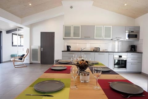 Coffee/tea facilities, Dining area, oven, stove, toaster