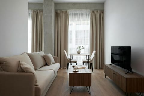 TV and multimedia, Living room, Seating area, Evening entertainment