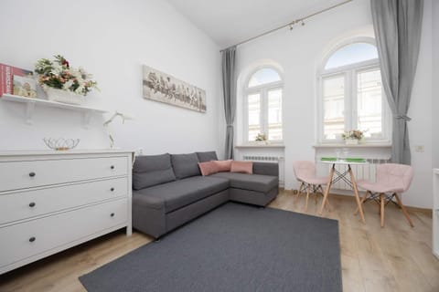 Bed, Living room, Photo of the whole room, Seating area