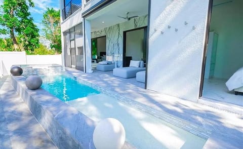 Luxury 5bd 5ba heated Pool, 5 Min to Beach & 5th ave House in East Naples