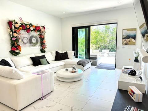 Luxury 5bd 5ba heated Pool, 5 Min to Beach & 5th ave House in East Naples