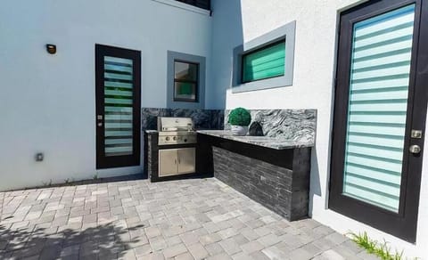 Luxury 5bd 5ba heated Pool, 5 Min to Beach & 5th ave House in East Naples