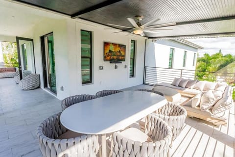 Luxury 5bd 5ba heated Pool, 5 Min to Beach & 5th ave House in East Naples