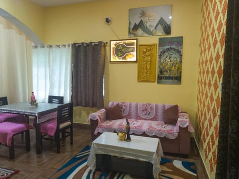 TV and multimedia, Living room, Photo of the whole room, Seating area, Dining area