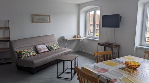 Bed, Seating area
