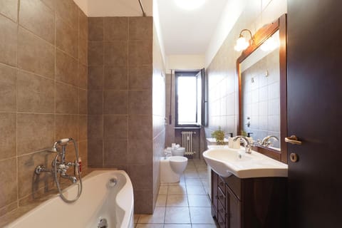 Toilet, Bathroom, Bath, bidet, towels