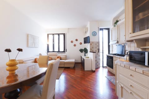 TV and multimedia, Kitchen or kitchenette, Living room, Dining area, internet, oven, stove, air conditioner