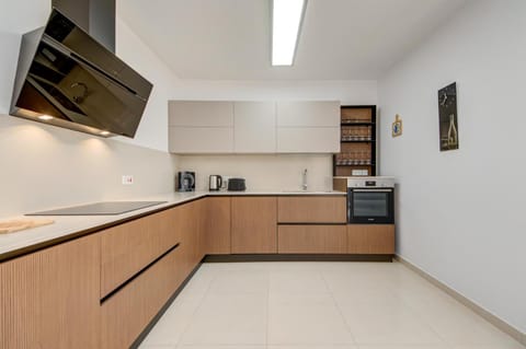 Coffee/tea facilities, Kitchen or kitchenette, dishwasher, minibar, oven, stove, toaster