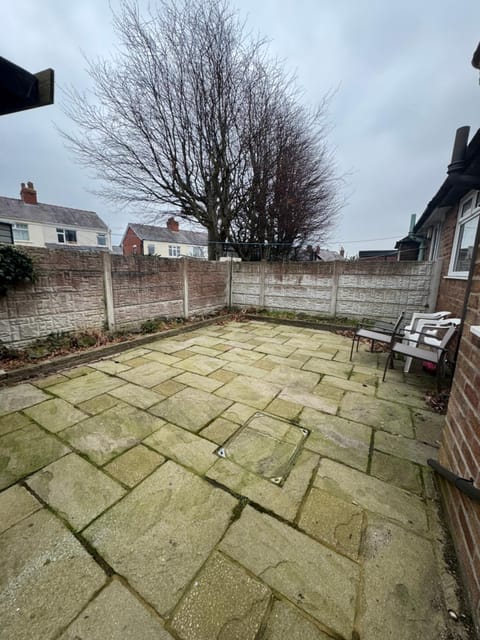 Hillside Stays - Cosy 2 Bed Bungalow, Pet Friendly House in Blackpool