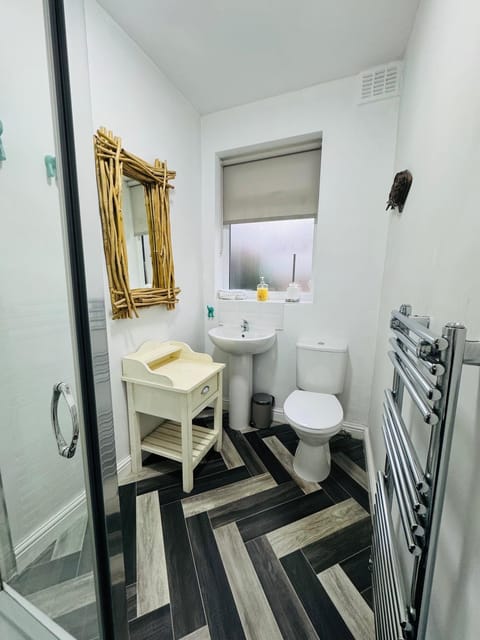 Hillside Stays - Cosy 2 Bed Bungalow, Pet Friendly House in Blackpool