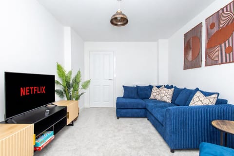 Communal lounge/ TV room, TV and multimedia, Living room, Seating area, Evening entertainment