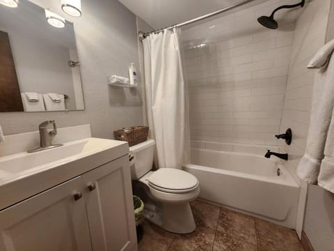 Huge Mountain Retreat, Hot Tub, Pool Table & Deck House in Ruidoso