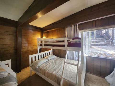 Huge Mountain Retreat, Hot Tub, Pool Table & Deck House in Ruidoso