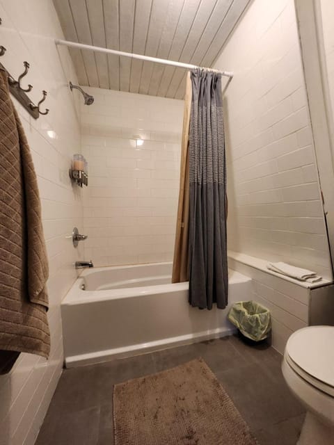 Huge Mountain Retreat, Hot Tub, Pool Table & Deck House in Ruidoso