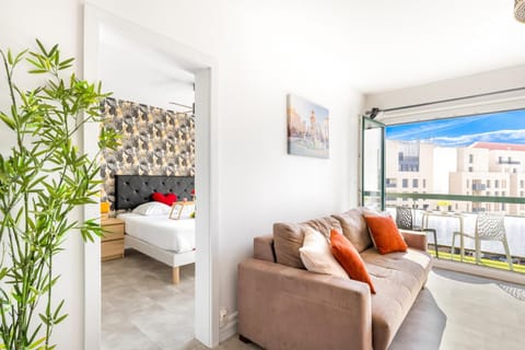 Bed, Night, Balcony/Terrace, Living room, Photo of the whole room, Seating area, Bedroom