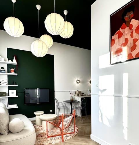 TV and multimedia, Living room, Decorative detail, Decorative detail, Seating area, internet