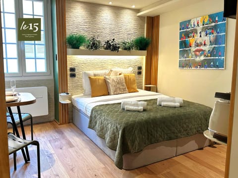 Bed, Living room