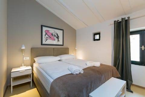 Bed, Bedroom, towels