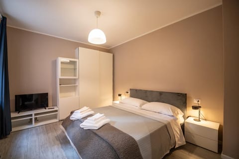 Bed, TV and multimedia, Photo of the whole room, Bedroom
