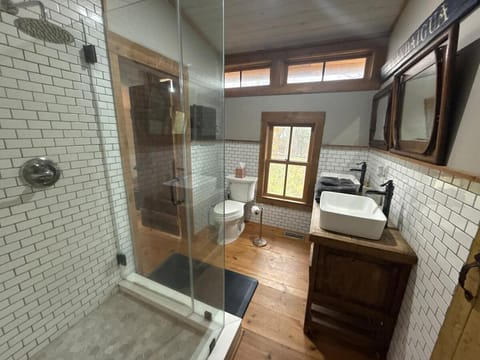 Stunning Cabin on Land Close to Lake Outdoor Area Cabin in Canandaigua Lake