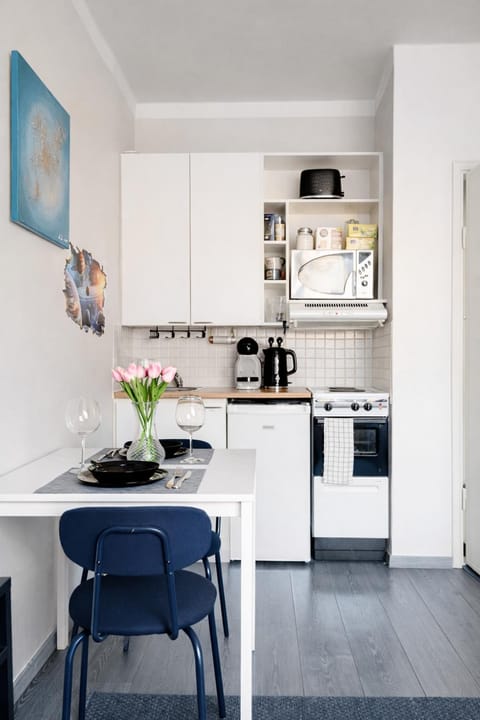 Coffee/tea facilities, Kitchen or kitchenette, Dining area, oven, stove, toaster