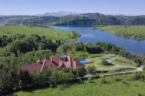 Property building, Natural landscape, Bird's eye view, Lake view, Mountain view