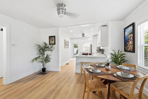 Charming 3 Bed Sarasota Home - Sleeps up to 10 House in Sarasota