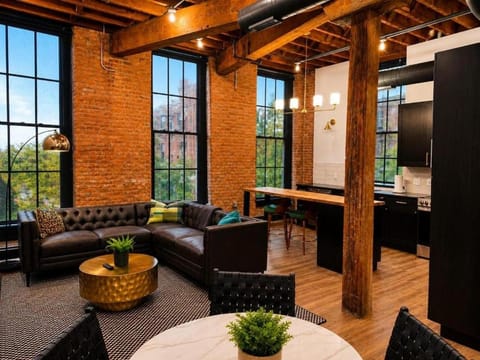 TV and multimedia, Living room, Seating area, Evening entertainment