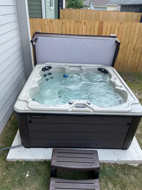 Modern Retreat with Hot Tub-Near Downtown Indy-Family Friendly House in Indianapolis