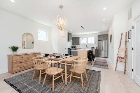 Modern Retreat with Hot Tub-Near Downtown Indy-Family Friendly House in Indianapolis