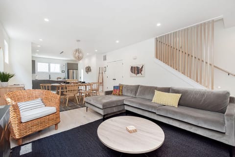 Modern Retreat with Hot Tub-Near Downtown Indy-Family Friendly House in Indianapolis