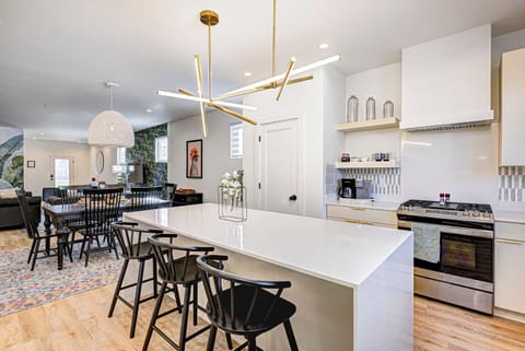 Stylish Getaway with Hot Tub-Near Downtown Indy-Family Friendly House in Indianapolis