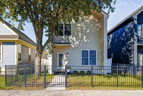 Stylish Getaway with Hot Tub-Near Downtown Indy-Family Friendly House in Indianapolis