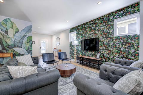 Stylish Getaway with Hot Tub-Near Downtown Indy-Family Friendly House in Indianapolis