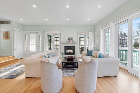 Balcony/Terrace, Living room, Seating area, fireplace, furniture