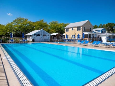 Property building, Day, Seating area, Swimming pool, sunbed