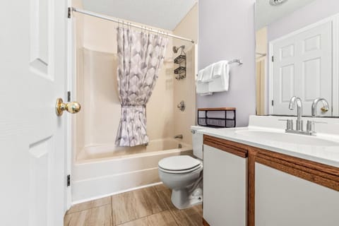 Shower, Toilet, Bathroom, Bath, towels