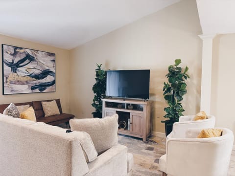 3 Bedroom Townhouse Near SGMC & Downtown Sleeps 10 House in Valdosta