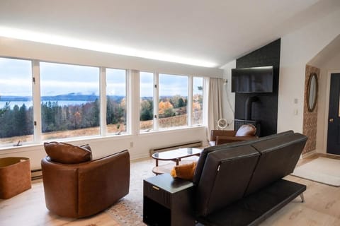 Natural landscape, TV and multimedia, Living room, Seating area, Lake view, Mountain view
