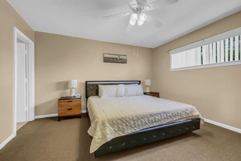 Bed, Photo of the whole room, Bedroom, air conditioner