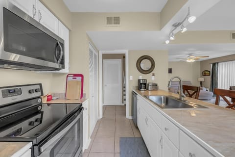 Coffee/tea facilities, Kitchen or kitchenette, dishwasher, microwave, oven, stove, toaster