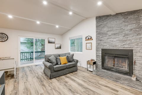 1 Mi to Lake Gregory! Updated Family Home with Deck House in Crestline